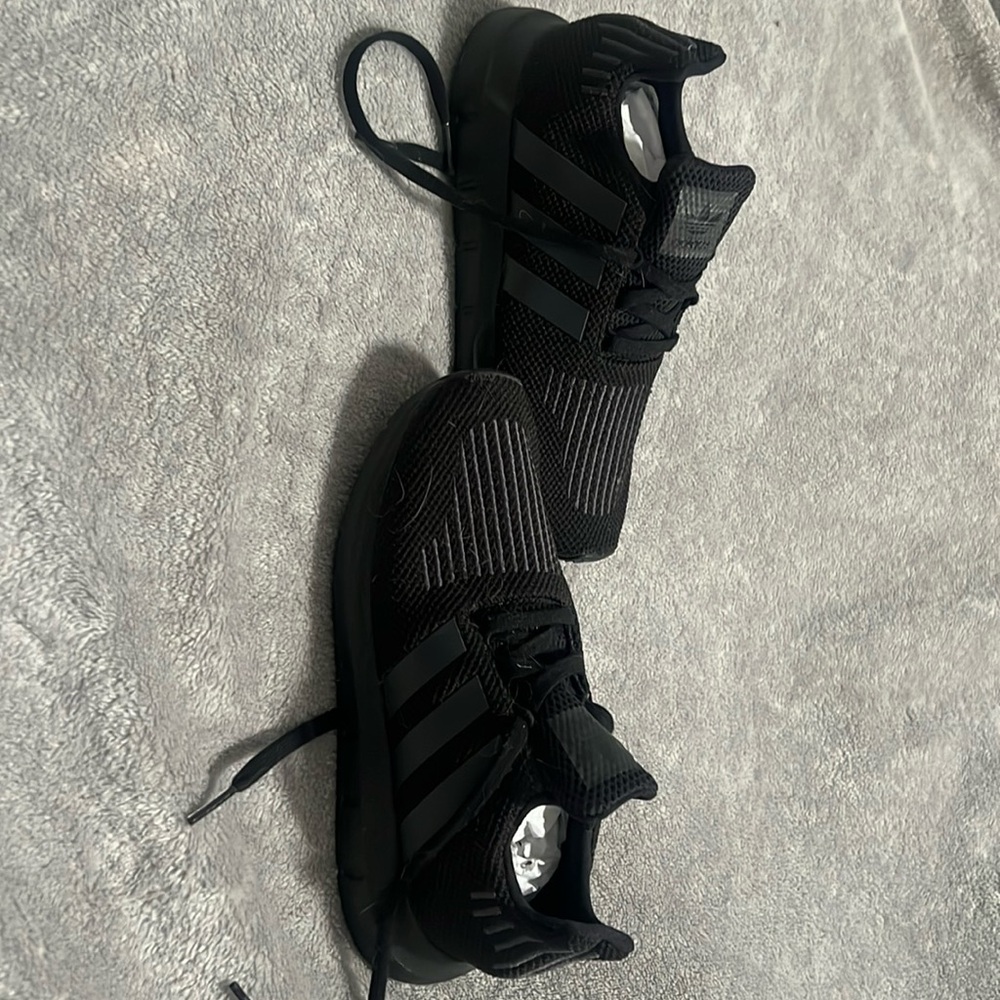 ADIDAS
SWIFT RUN 2.0 YOUTH